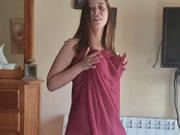 Chica árabe tetona bailando provocativamente