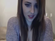 Sexy morena adolescente usa juguetes coño en cámara