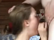 Chica latina garganta profunda con un chico extraño