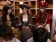 Chicas japonesas de cosplay chorrean en orgía