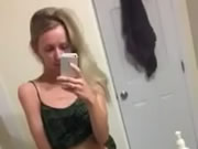 Rubia pequeña adolescente jugar con el coño